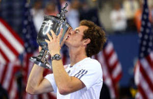 Murray boldogan csókolgathatta a 2012-es US Open trófeát  Kép forrása: teleguone.com