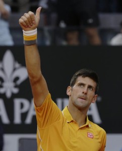 Ezúttal sem volt könnyű dolga Djokovicnak, de még mindig menetel forrás: in.celebrity.yahoo.com 